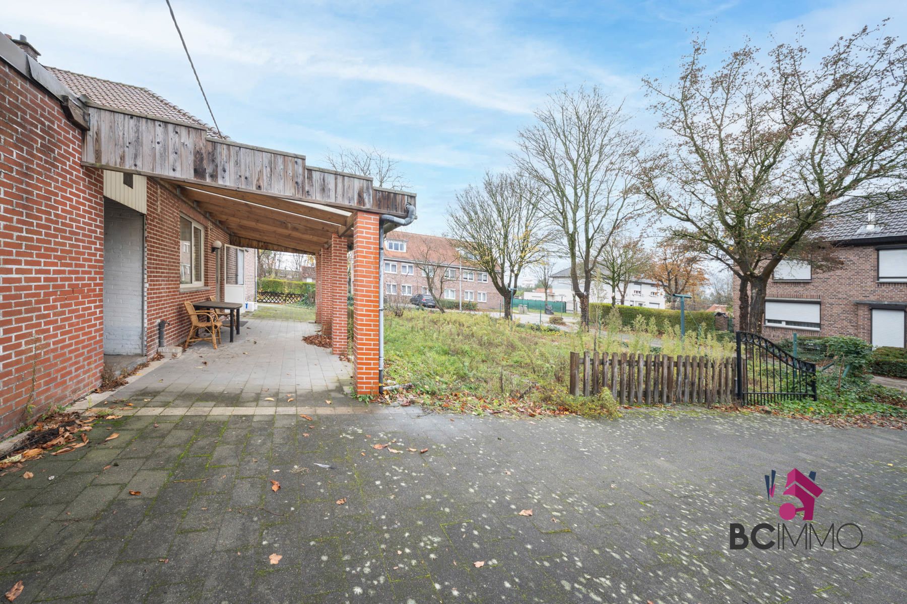 Instapklare halfopen woning op ruim hoekperceel in rustige woonwijk van Genk foto 17