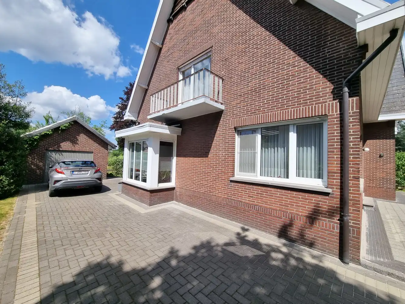Zeer ruime, instapklare woning met 4 slpks op een prachtig perceel van 16a33ca foto 2