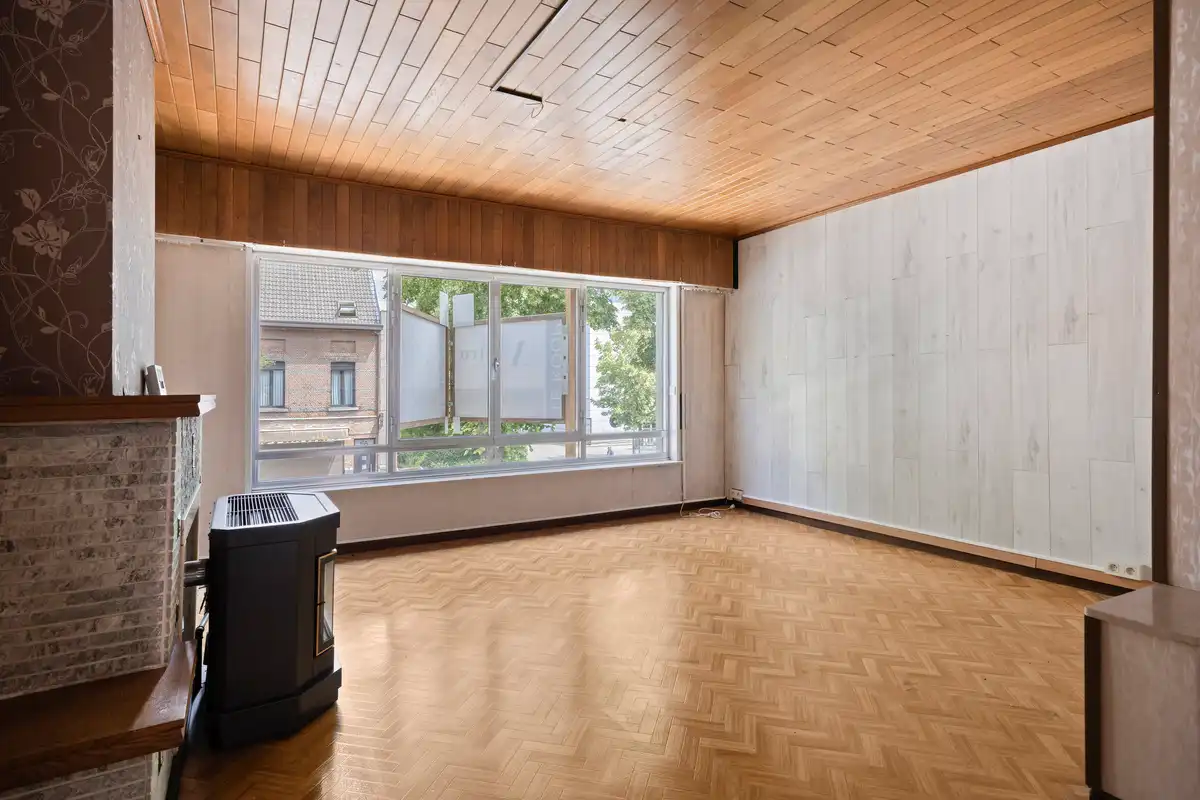 Te renoveren woning met grote garage foto 7