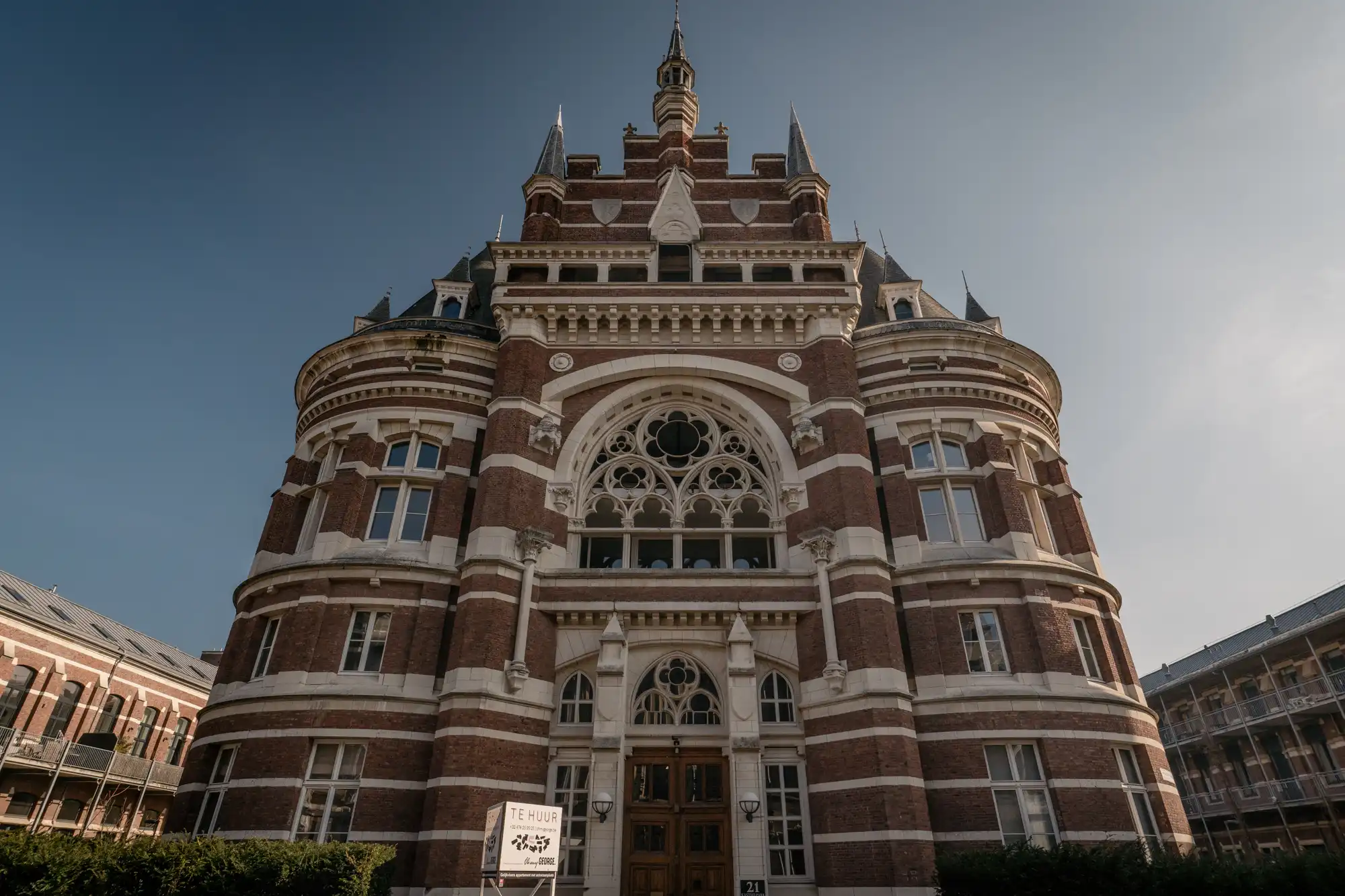 Doornroosje en Zillion in één sprookje: er was eens een appartement met een vijver in een kasteel. foto {{pictureIndex}}
