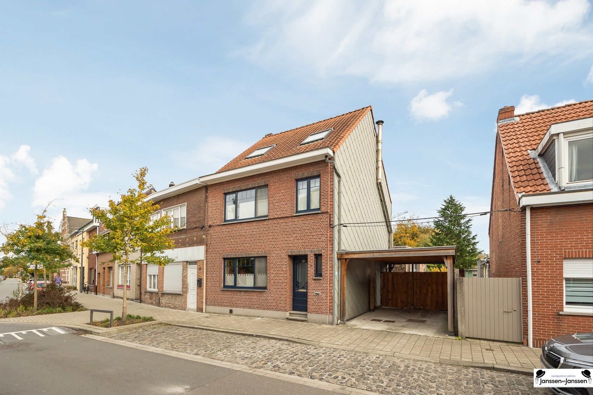 Prachtig gerenoveerde woning met 3 slaapkamers en groene tuin in Ekeren! foto 2