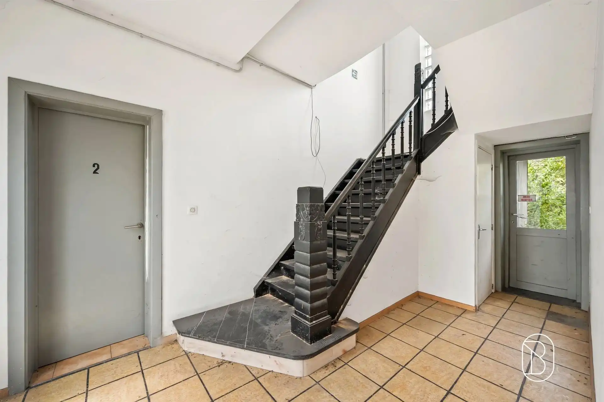 Te renoveren woning met 5 kamers, en parkeergelegenheid  foto 11