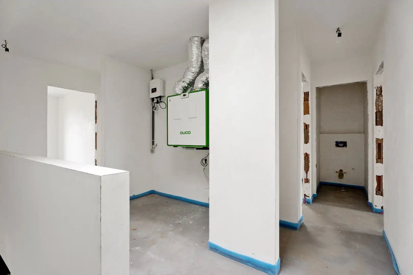 RUIME HALF OPEN NIEUWBOUWWONING MET 4 SLPKS | TUIN | GARAGE foto 8