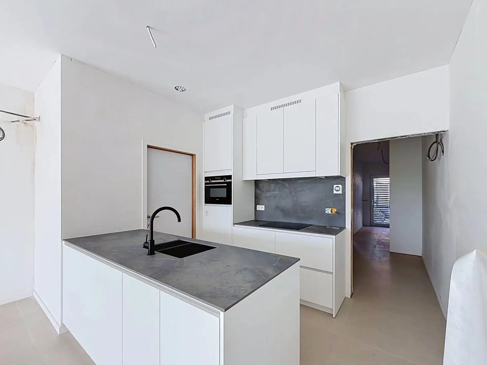 Luxueus en modern afgewerkt gelijkvloers appartement met tuin en 1 slaapkamer. foto 18