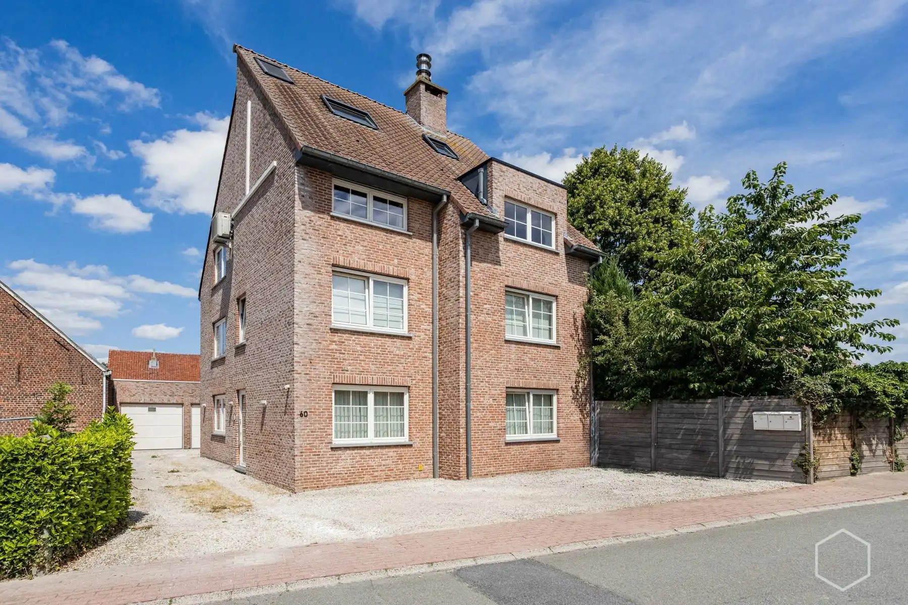 Lichtrijk duplexappartement met 4 slaapkamers en airco's foto 2