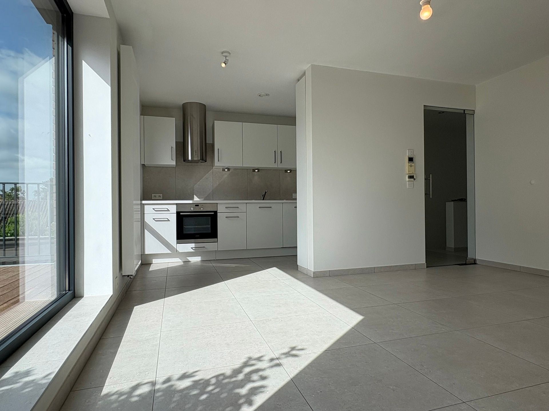 Instapklaar appartement met zonneterras, autostaanplaats en veel lichtinval foto 2