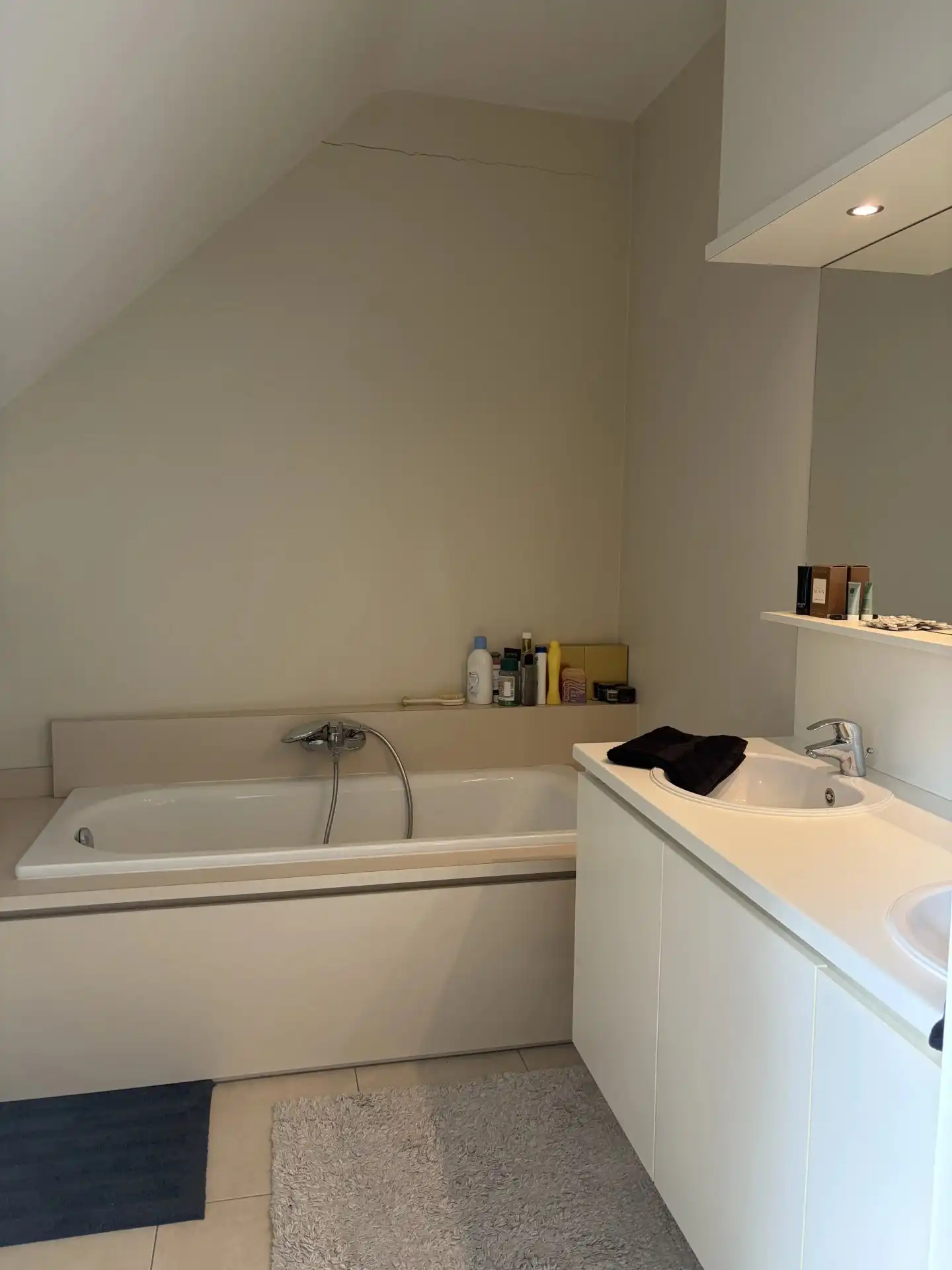 Te Huur : Verzorgde en ruime woning met 2 slaapkamers en garage in centrum Bilzen foto 14