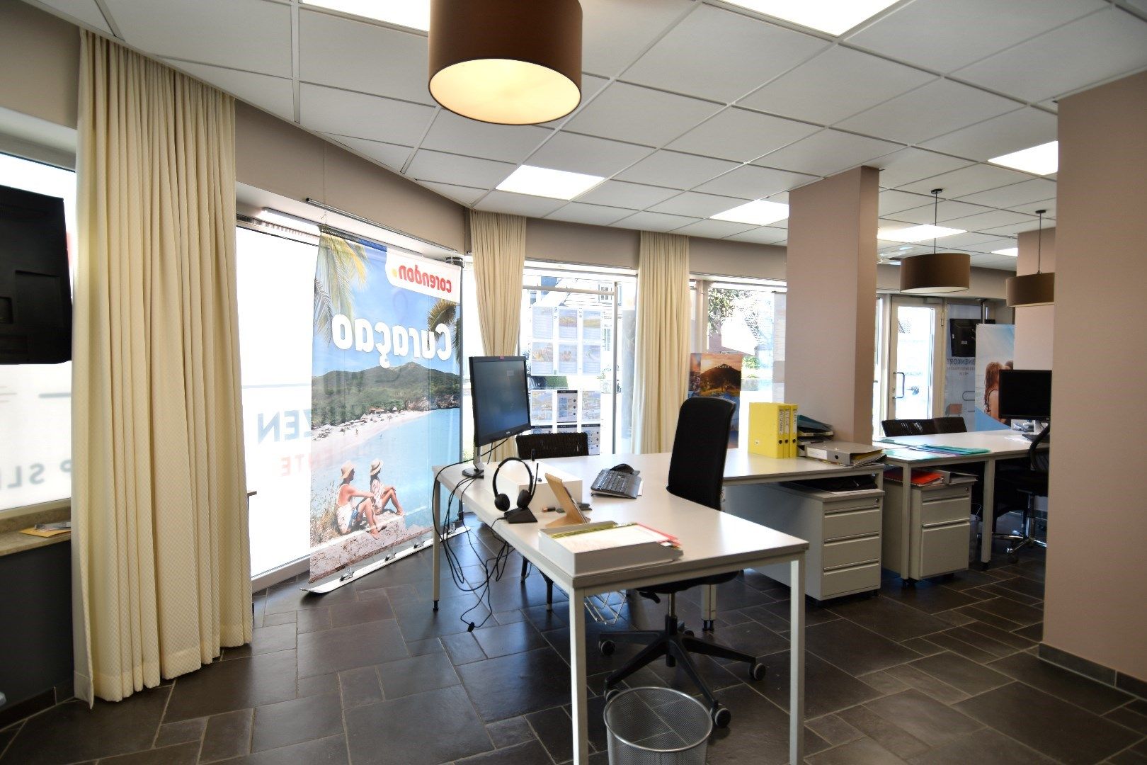 Kantoor -of winkelruimte op commerciële hoekligging te koop in Gullegem-centrum foto 6