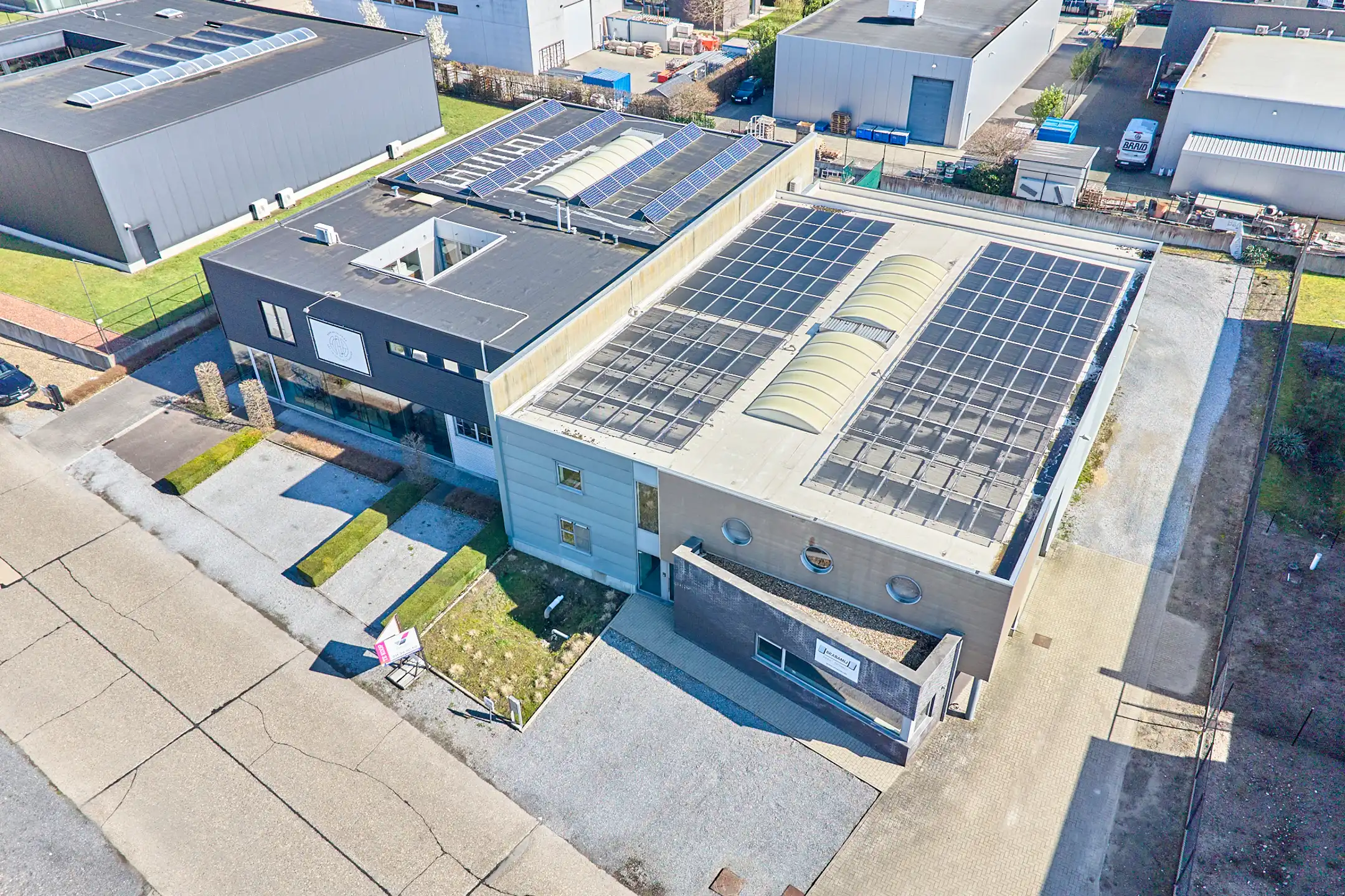 MULTIFUNCTIONEEL BEDRIJFSGEBOUW MET APPARTEMENT EN BUITENTERREIN foto 15