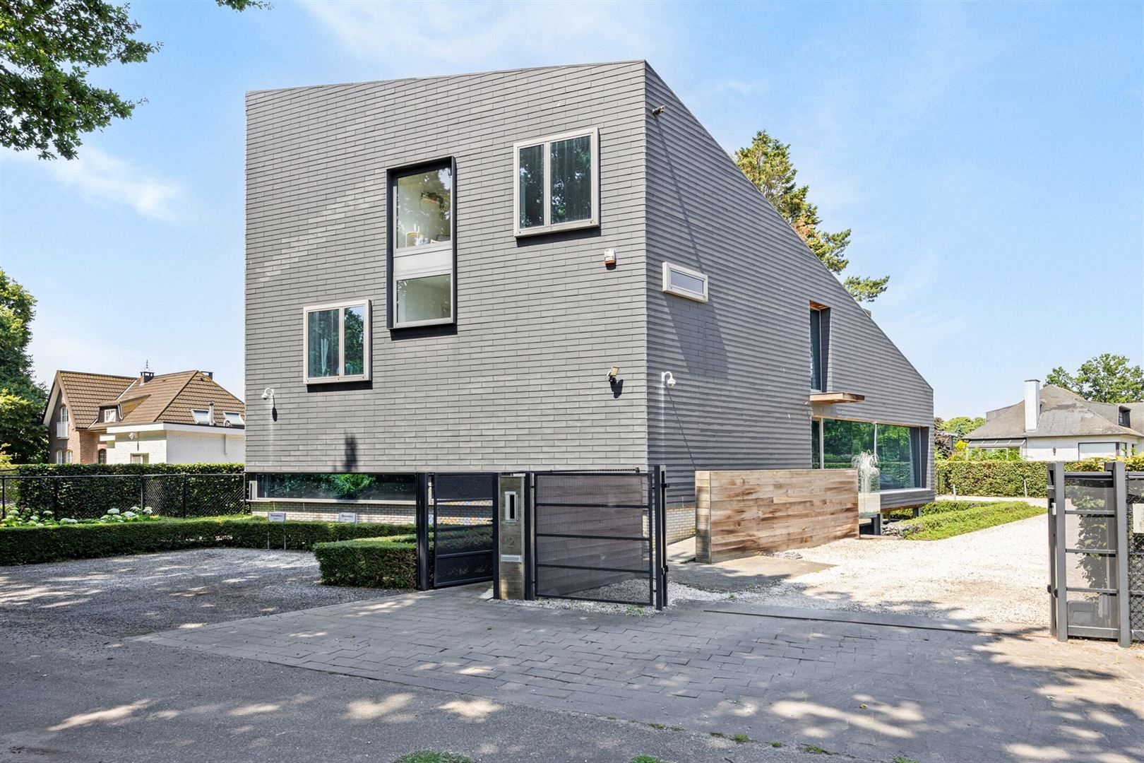 TE HUUR: multifunctioneel commercieel gebouw met duplex-appartement! foto {{pictureIndex}}