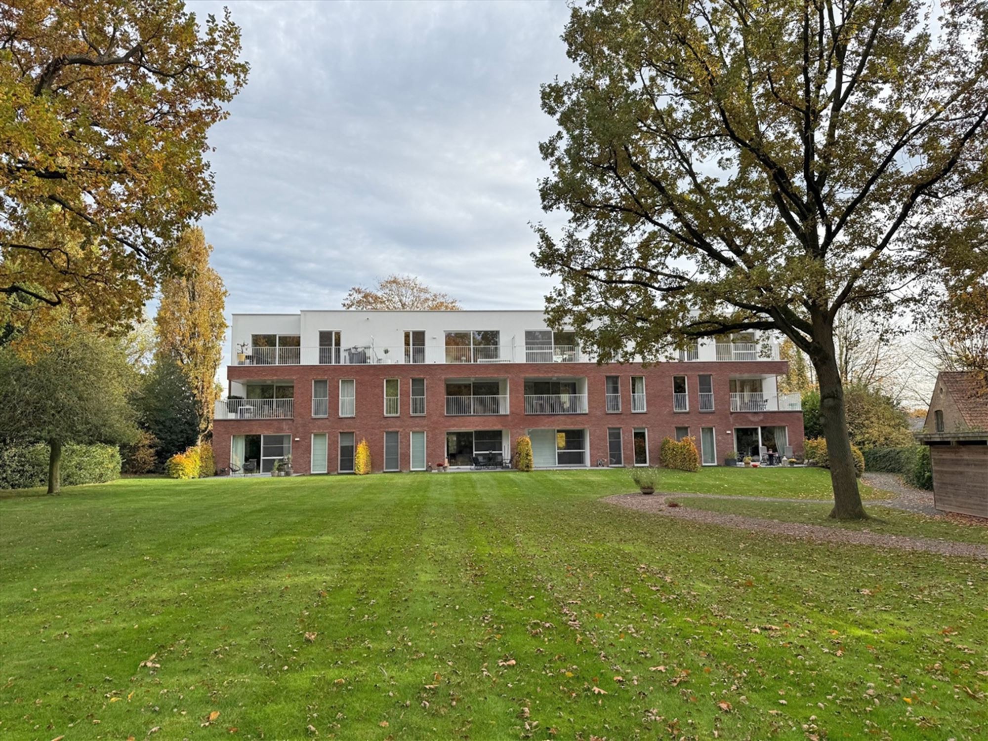 Instapklaar APPARTEMENT met 1 slaapkamer, bureau (of slaapkamer 2), terras, garage & staanplaats  foto 17