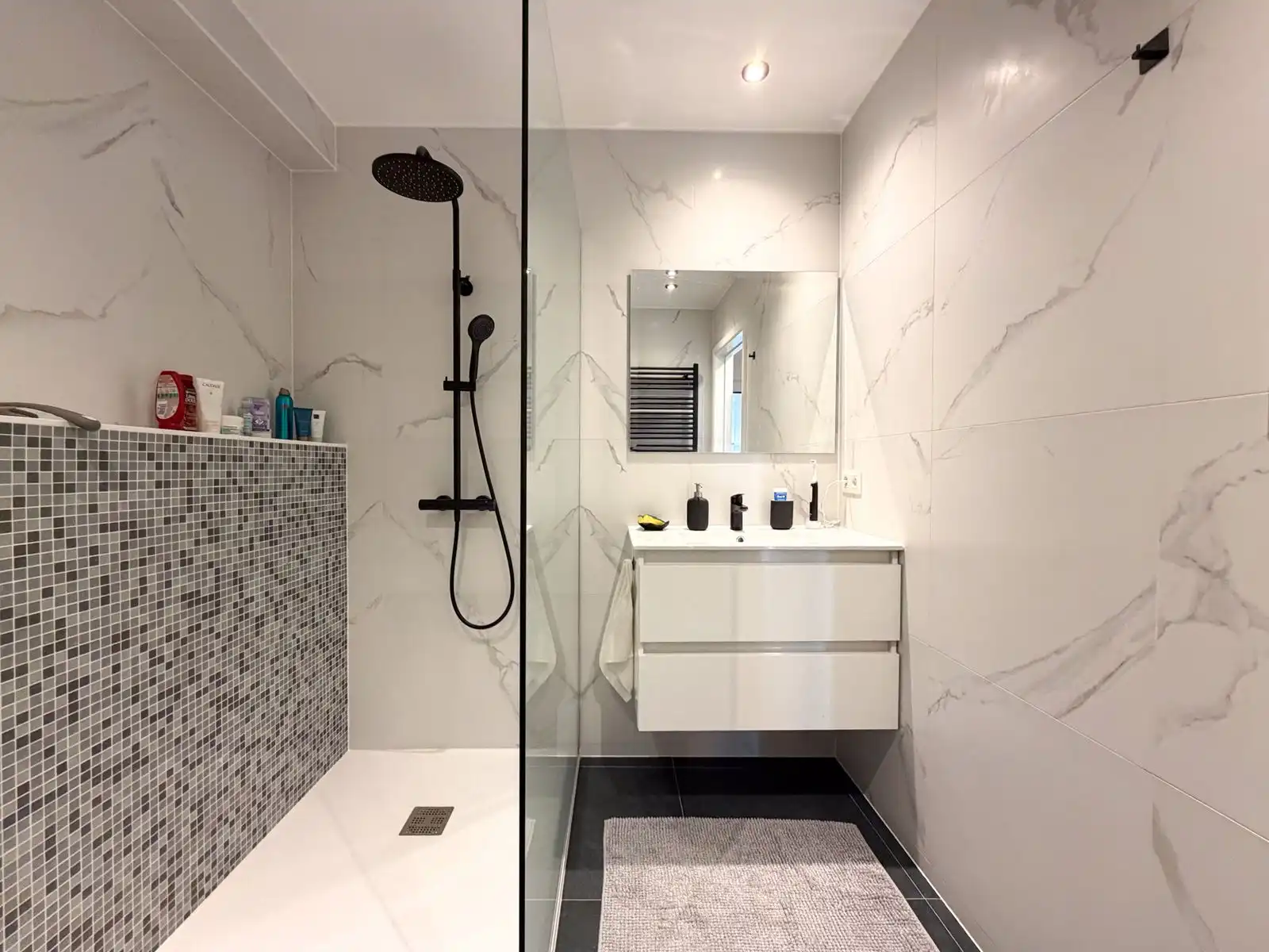 Volledig instapklaar en ruim appartement met 2 slpk en 2 badk foto 9