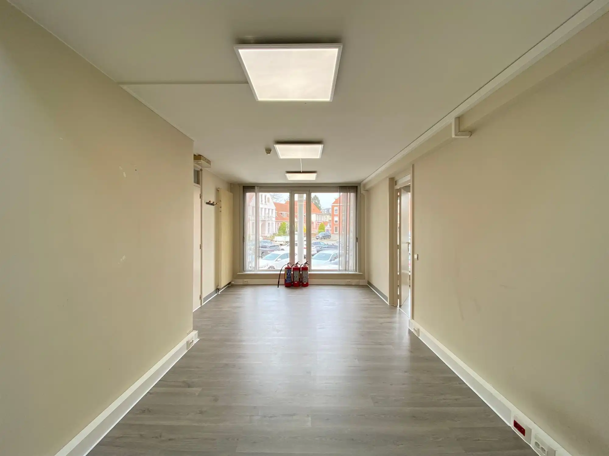 Kantoorruimte op commerciële ligging - 3 afzonderlijke units en kitchenette foto 9