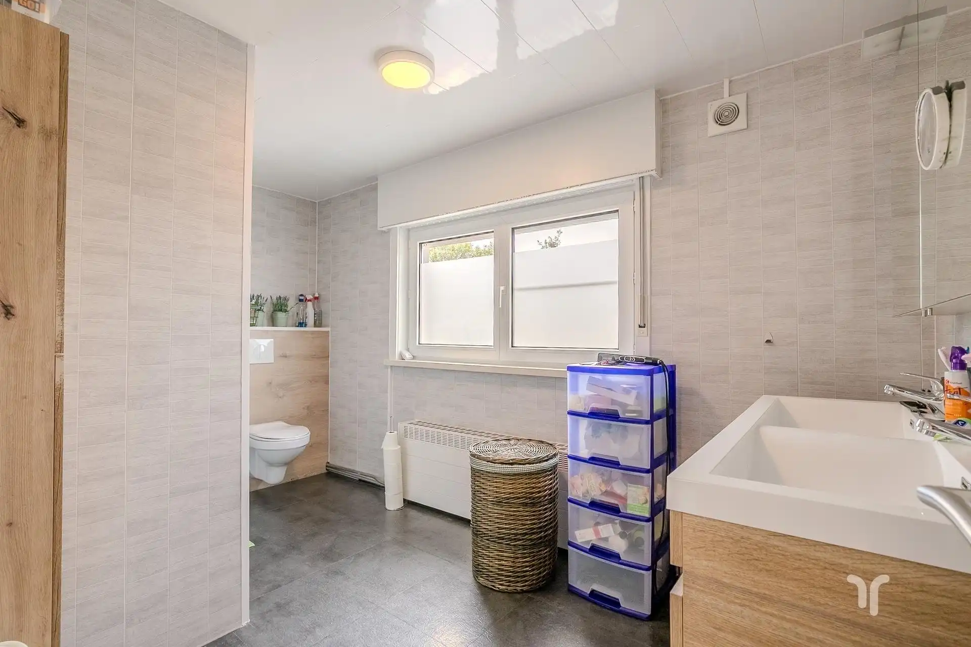 Instapklare, gesloten bebouwing op rustige ligging met 3 slaapkamers, garage en prachtige tuin. foto 7