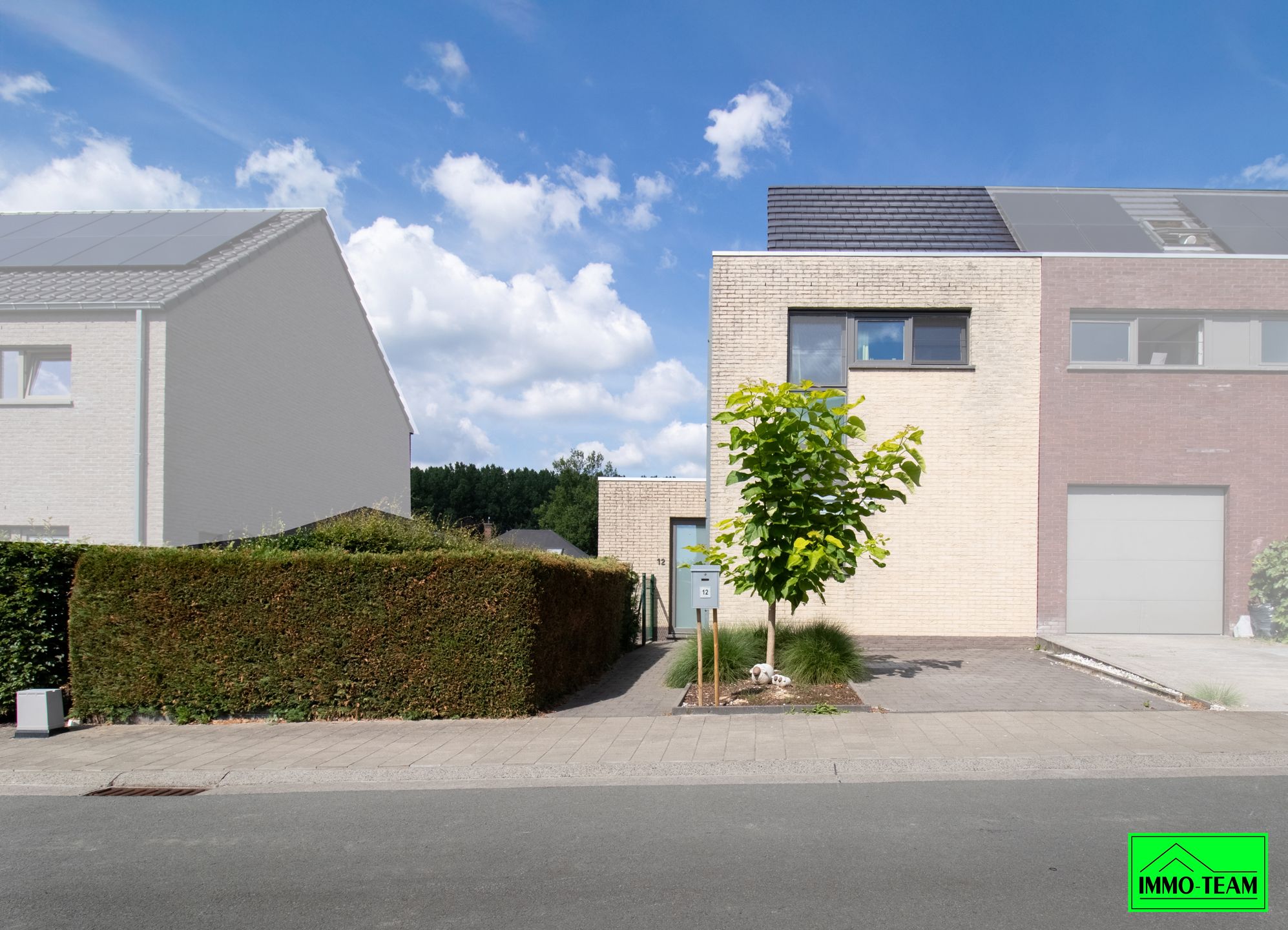 Rustig gelegen en energiezuinige 3-gevelwoning foto {{pictureIndex}}