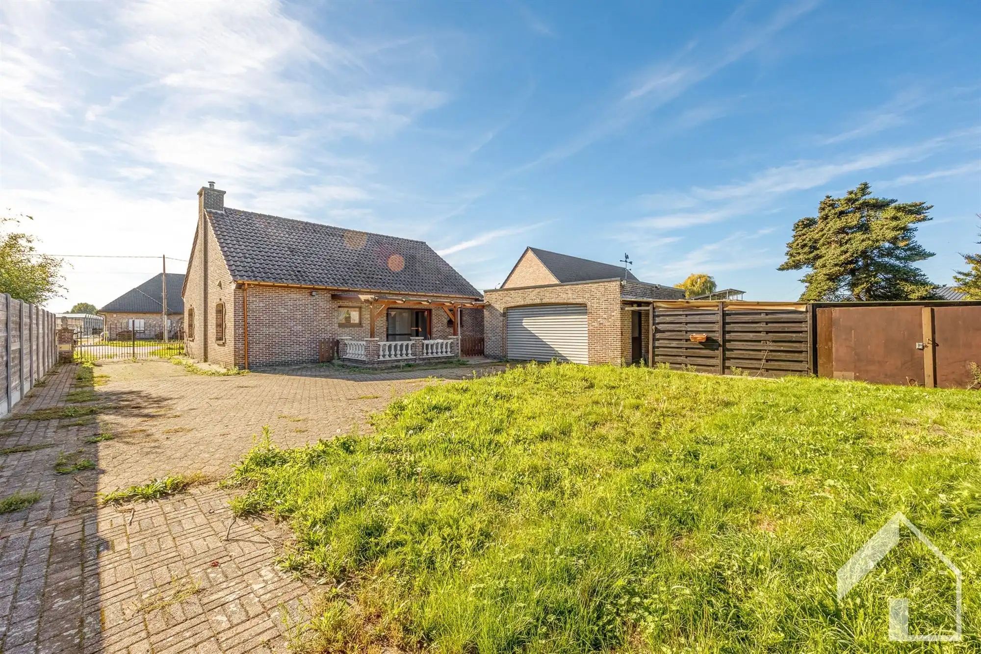 Te renoveren landhuis + achterliggend weiland foto 3