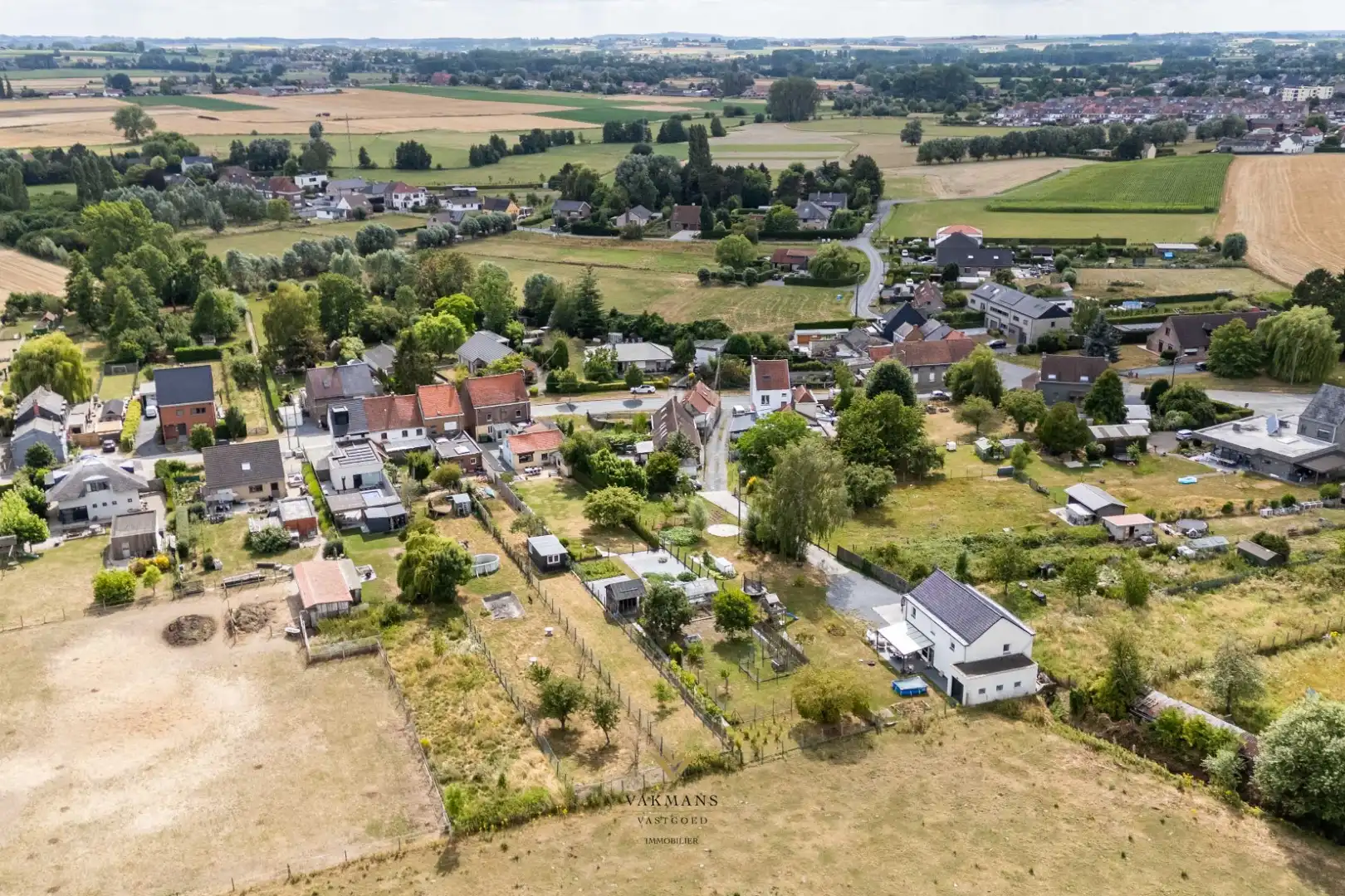Te renoveren woning op den buiten met veel ruimte en tuin foto 39