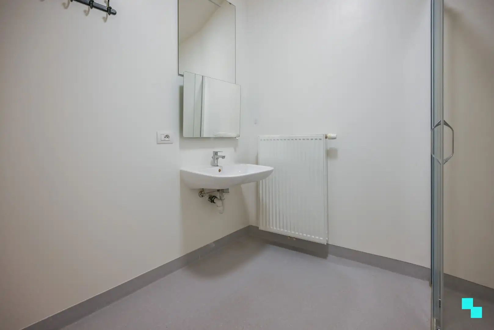 Studentenkamer met eigen badkamer en terras, centrum Kortrijk foto 9