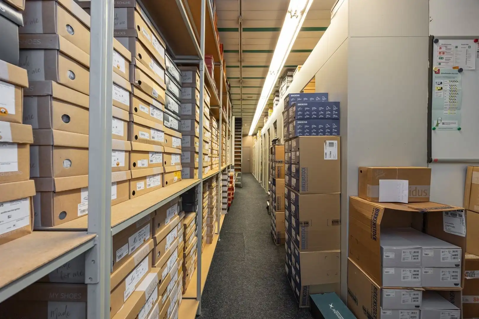 Uitstekend gelegen winkelpand met twee toegangen foto 18