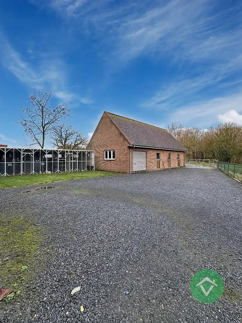 Alleenstaande woning met naastliggend stuk bouwgrond en weide te Eernegem foto 11