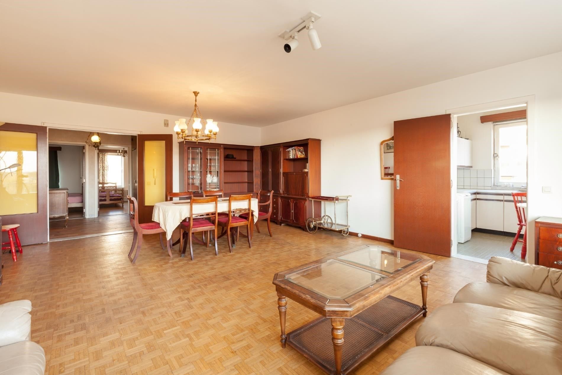 Te renoveren appartement op strategische locatie met terras foto 3