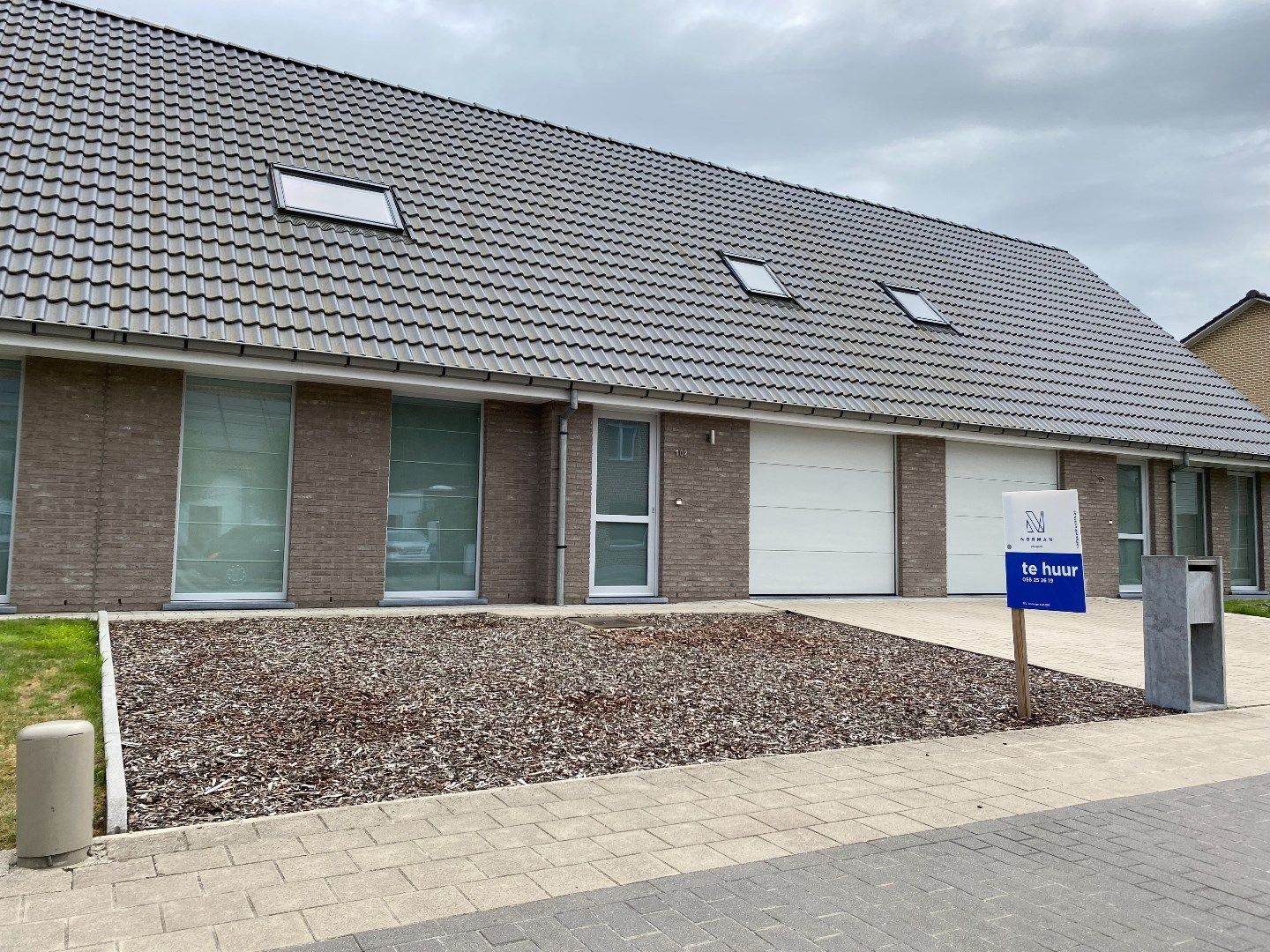 Verzorgde woning met drie slaapkamers en zuidgerichte tuin te huur in mooie buurt te Kuurne! foto {{pictureIndex}}