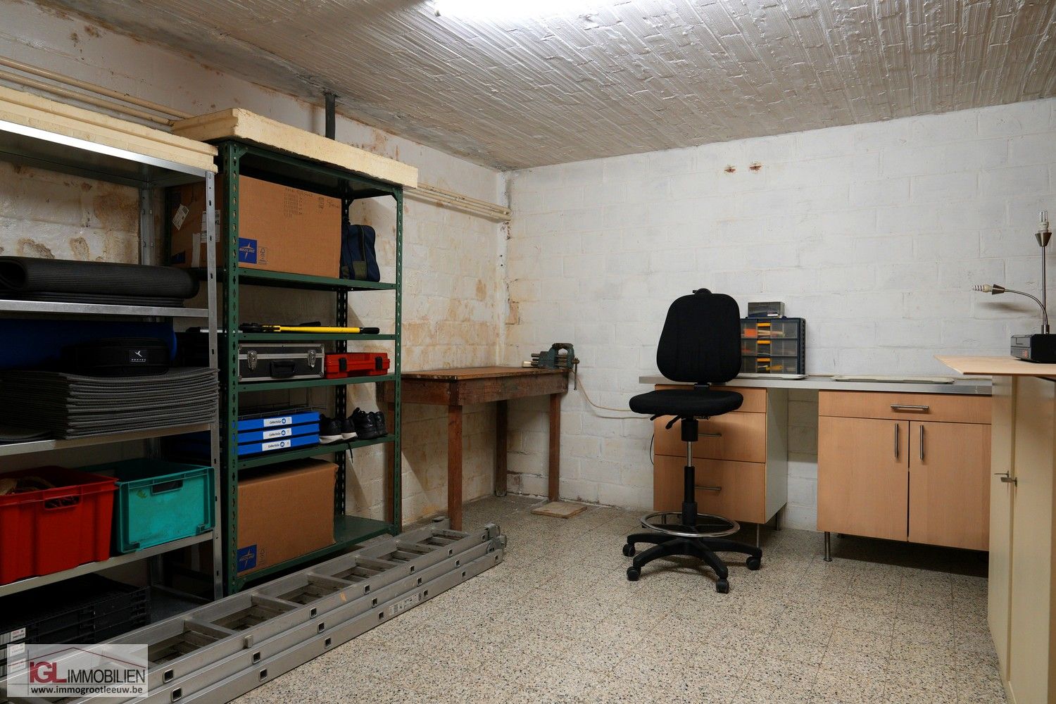Ruime bungalow met dubbele garage en tuin te koop in Sint-Pieters-Leeuw foto 21