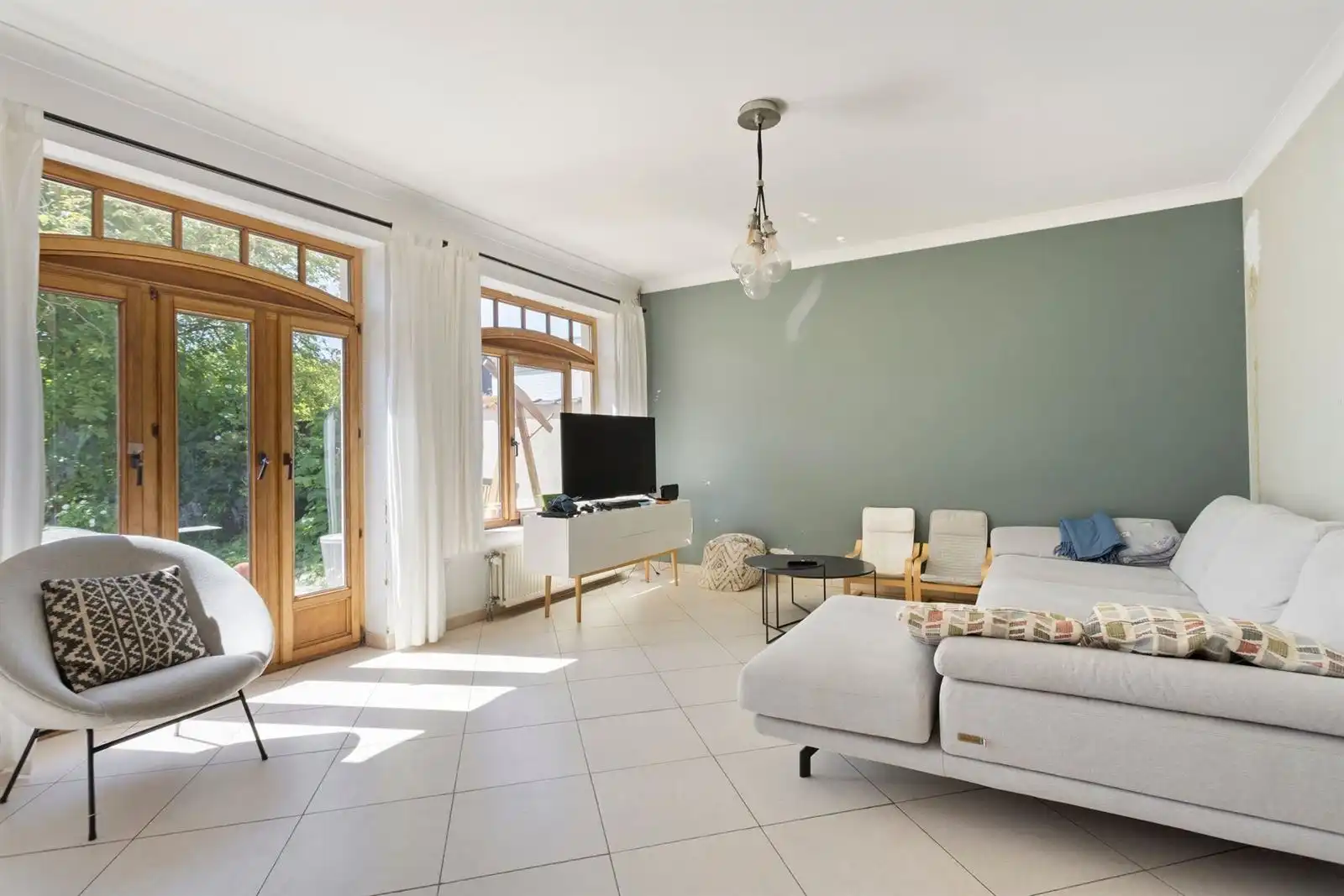 Ruime woning met 5 slaapkamers,tuin en garage foto {{pictureIndex}}