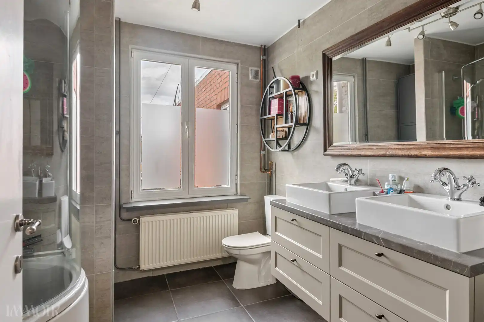 Veelzijdig commercieel pand met ruime woonst, terras en tuin. foto 17