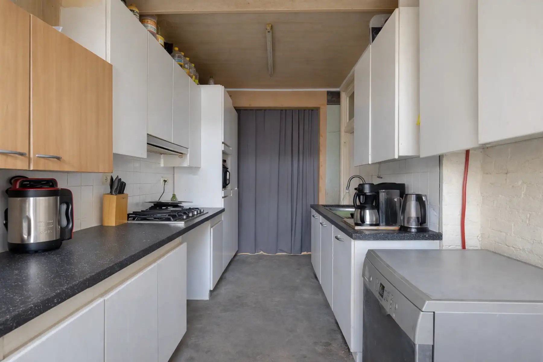 Woning met 4 slaapkamers, tuin en grote garage/magazijn  foto 12