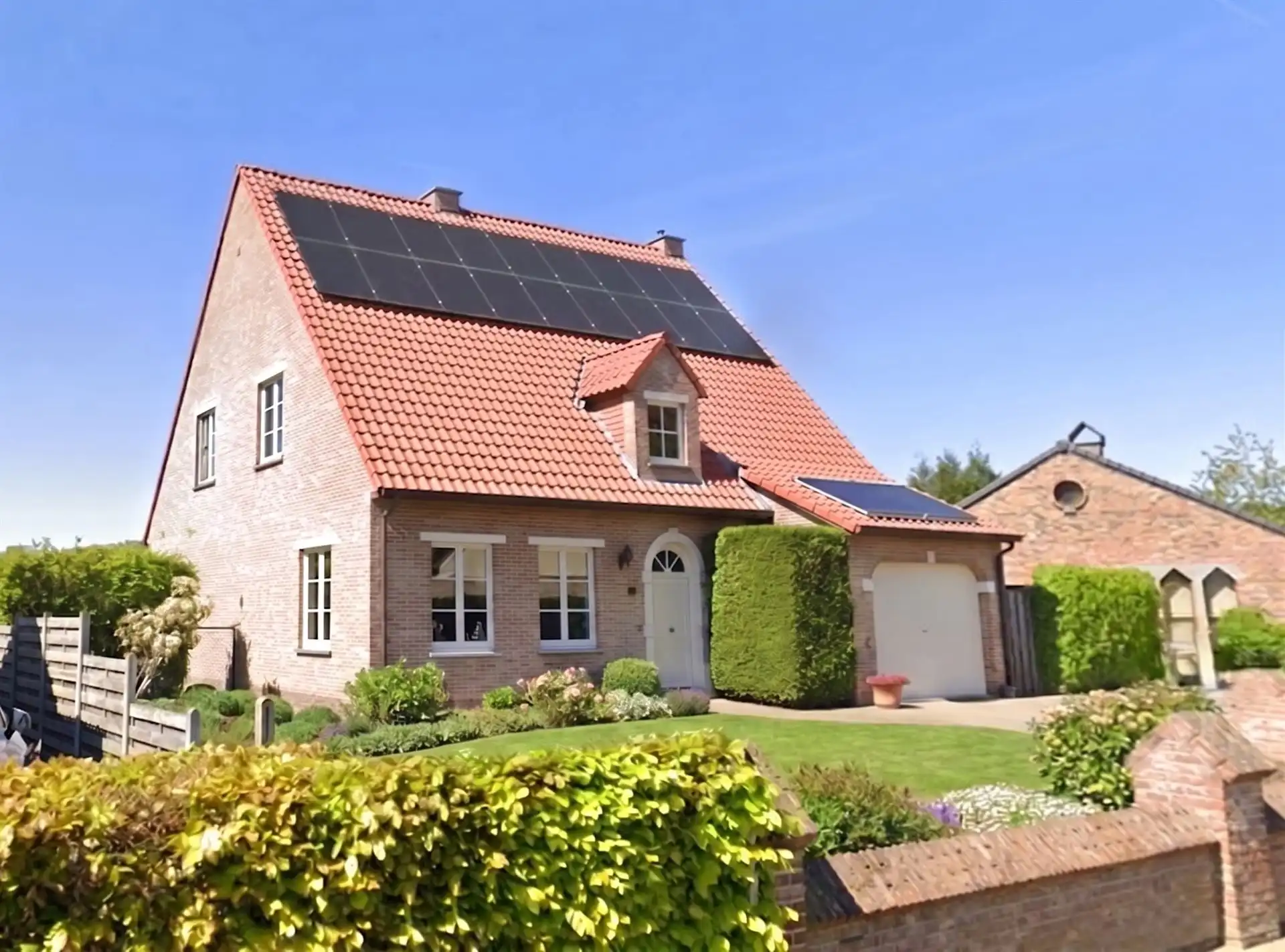 Stijlvolle woning met 4 slks op een perceel van 897m²  foto {{pictureIndex}}