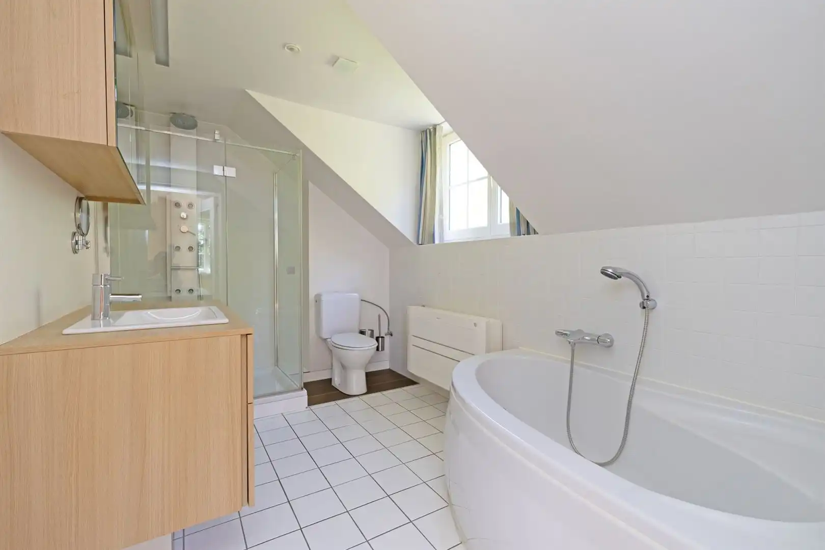 Tijdloze villa in het groen nabij de stad foto 23