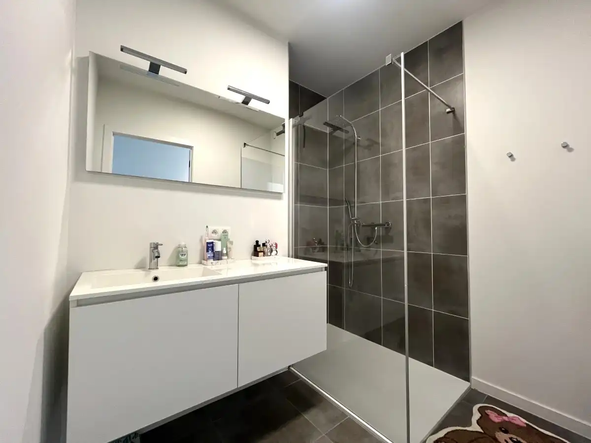 Roeselare – Modern appartement met 2 slaapkamers, zonnig terras en garage foto 10