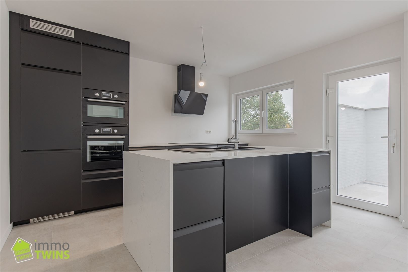 Ruime, stijlvol gerenoveerde woning met garage en oprit foto 4