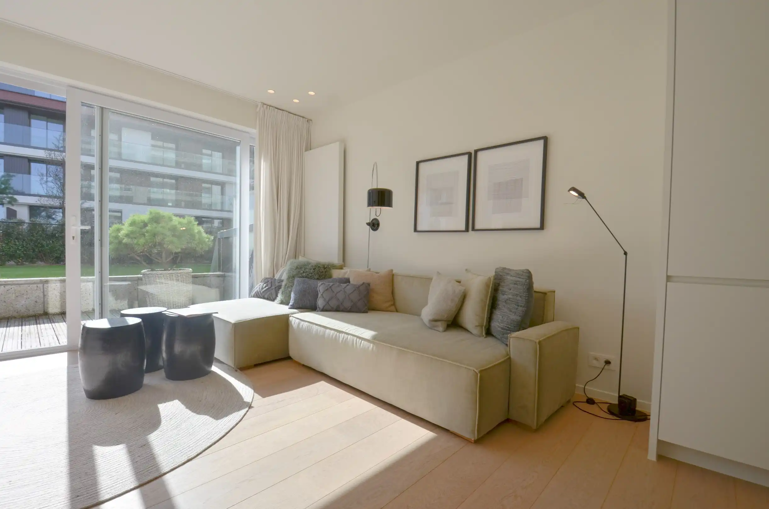 Volledig gerenoveerd hoek-appartement met een ruim zuid gericht terras gelegen aan de Zeedijk in het Zoute. foto 2