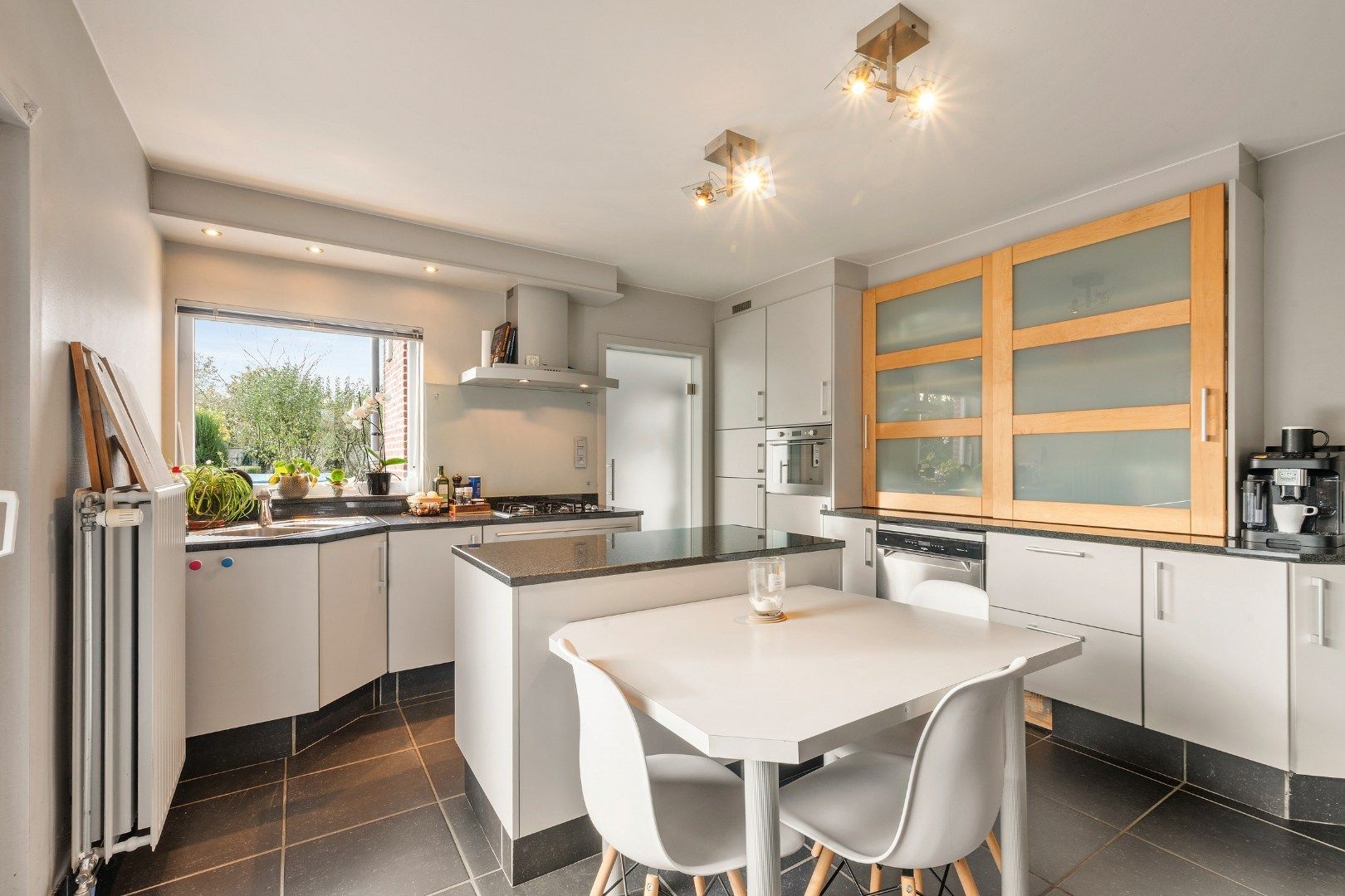 Verrassend ruime, instapklare woning met garage en zuidgerichte tuin in Geluwe foto 5