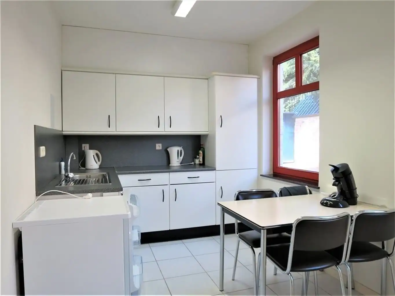 Gelijkvloerse handels/kantoorruimte,veel parkeergelegenheid. foto 9