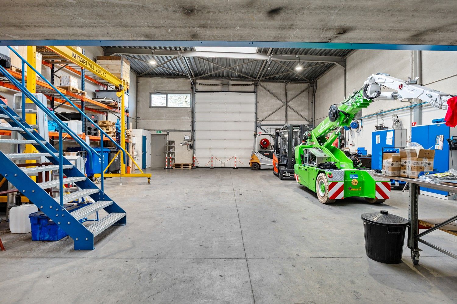 Functioneel magazijn met kantoorruimte en parkeergelegenheid op toplocatie! foto 2