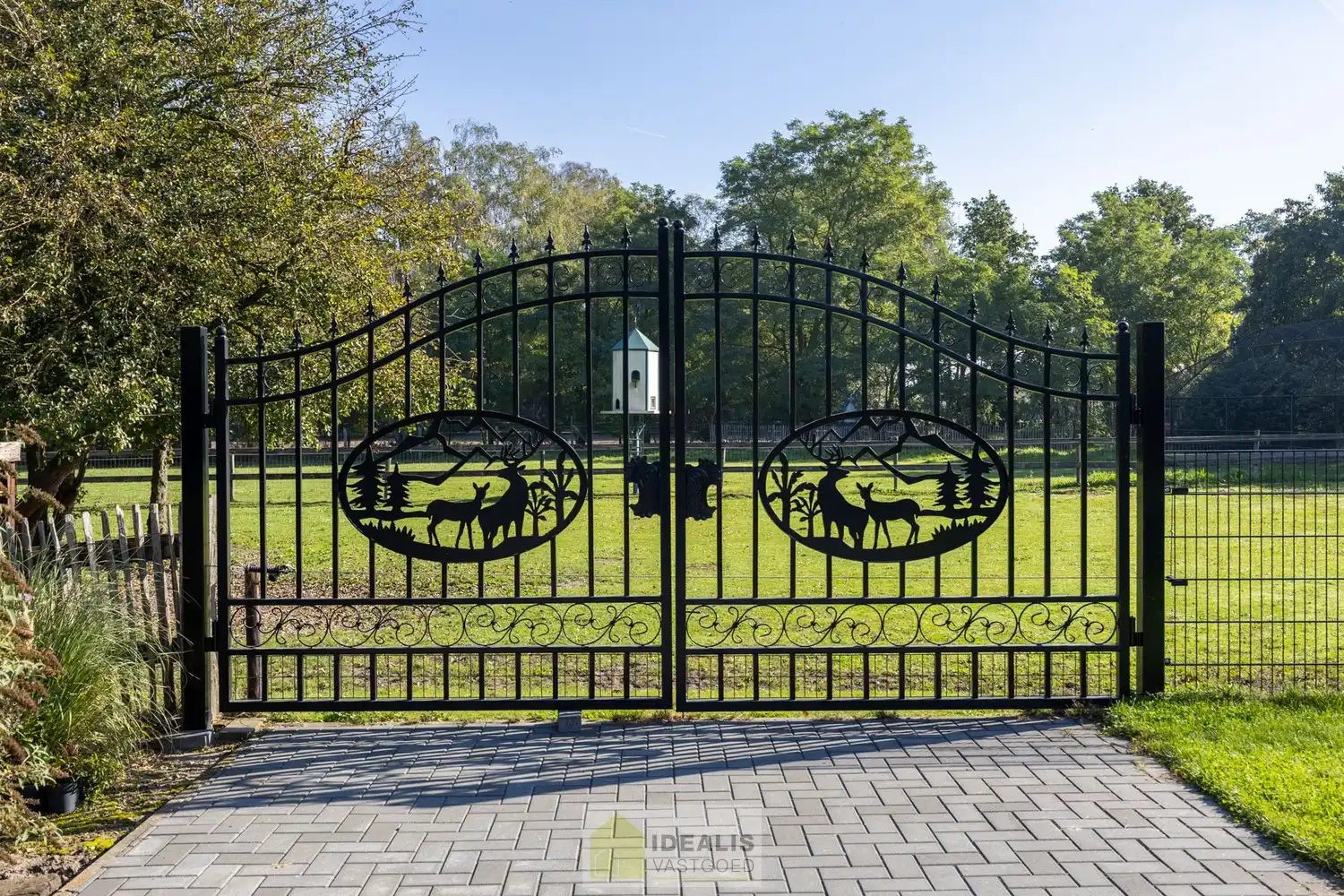 IDEALIS VASTGOED – KARAKTERISTIEKE INSTAPKLARE LANGGEVELHOEVE MET 5 SLAAPKAMERS, SFEERVOLLE LEEFRUIMTE EN AANSLUITEND VERANDA MET VOLZICHT OP DE PRACHTIGE TUIN EN ACHTERLIGGENDE WEILANDEN OP EEN PERCEEL VAN MAAR LIEFST 1,6 HECTARE (16.000M²)!! Deze karakteristieke hoeve uit 1904 omvat +- 231m² netto bewoonbare oppervlakte met een sfeervolle woonkamer die uitgeeft op de lichtrijke veranda, aansluitend een goed uitgeruste keuken voorzien van alle comfort, 5 slaapkamers waarvan één gelijkvloers en een badkamer voorzien van douche én dubbel badkamermeubel.. Deze langgevelhoeve biedt een unieke kans voor kandidaten op zoek naar een instapklare woning voorzien van alle comfort, ruimte en een prachtig aangelegde tuin met achterliggende weilanden. foto 37