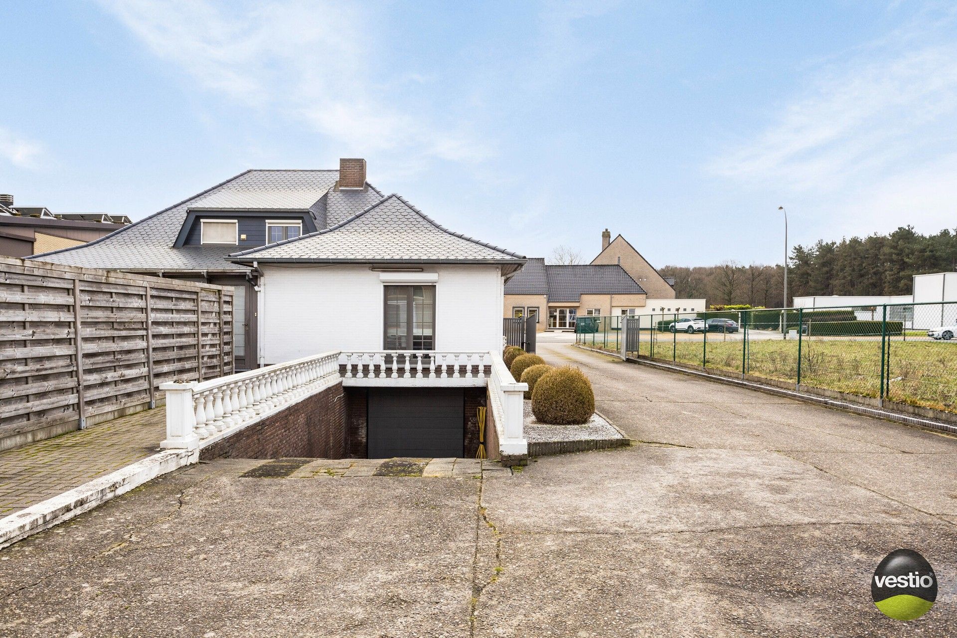 RUIME VILLA MET 430 M² WERKPLAATSEN OP 26,37 ARE foto 34