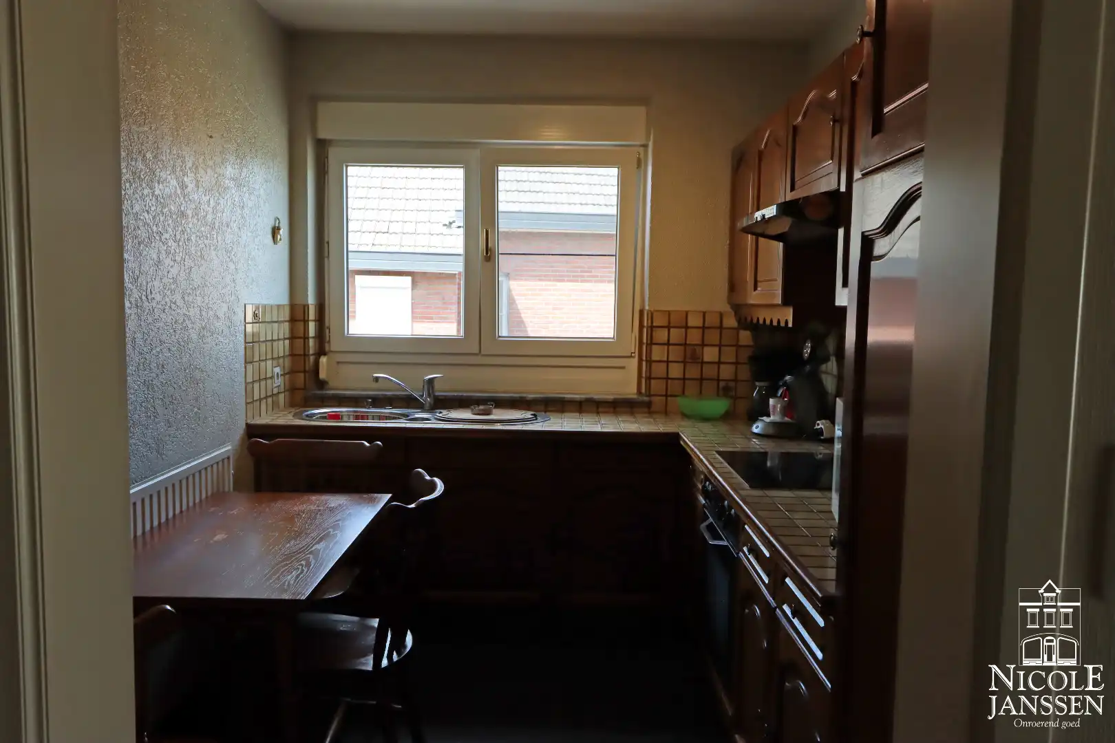 Handelspand met bovenliggend appartement gelegen op een gunstige locatie foto 12