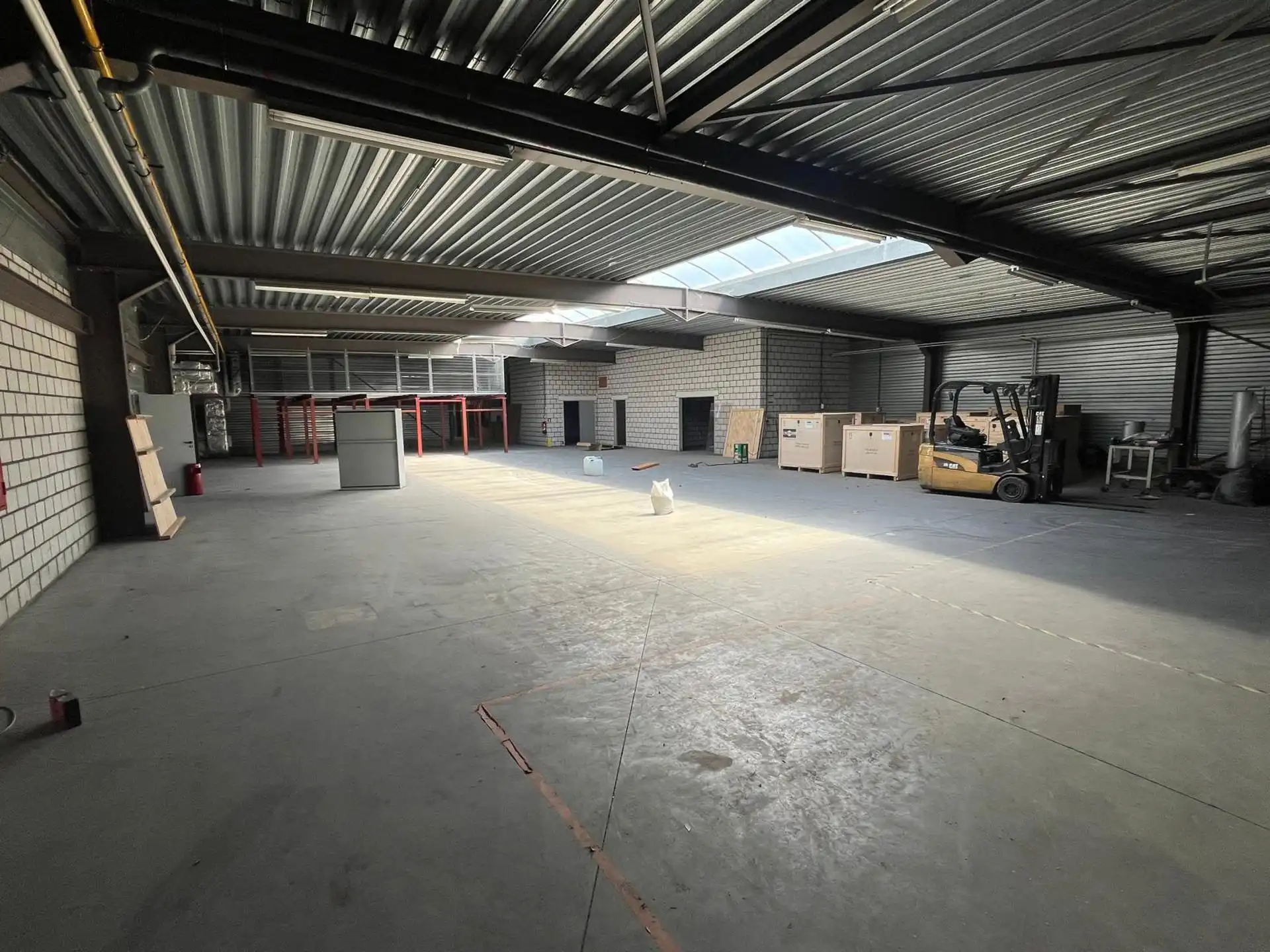 Bedrijfsgebouw magazijn met kantoren Mechelen-Noord foto 4