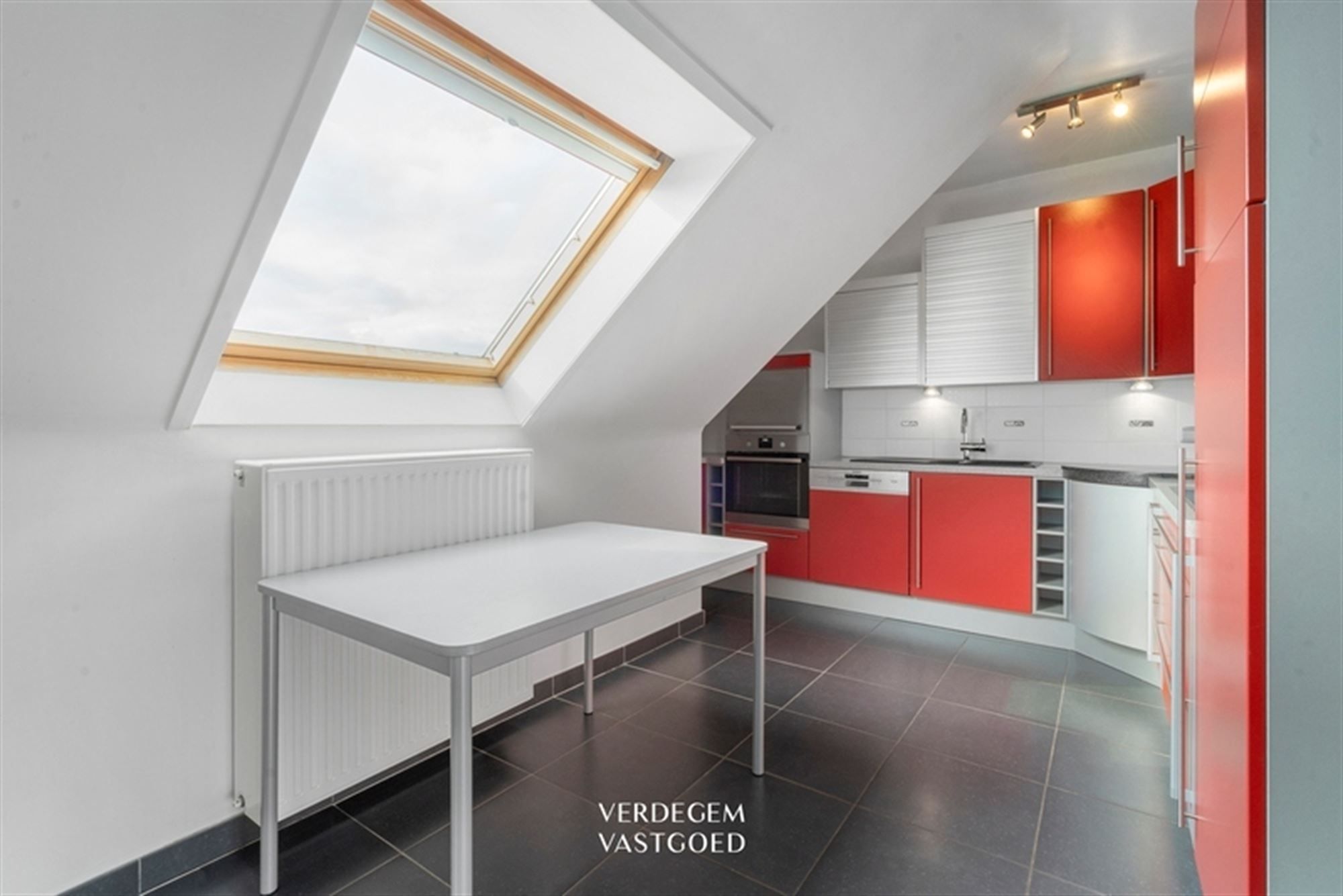 Ruim dakappartement met 2 slaapkamers en groot terras foto 7