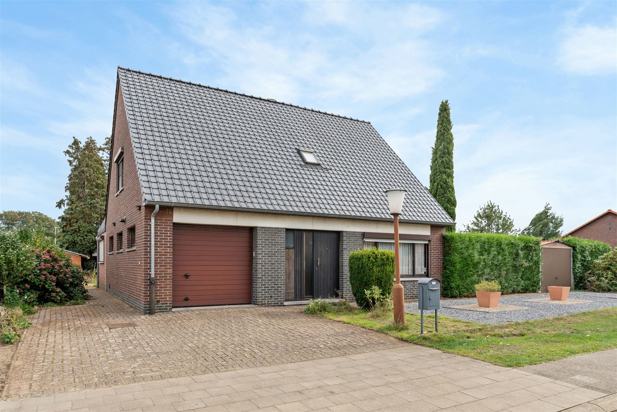 Hoofdfoto van de publicatie: OP TE FRISSEN WONING MET 4 SLAAPKAMERS RUSTIG GELEGEN OP EEN PERCEEL VAN 7A41CA TE PAAL