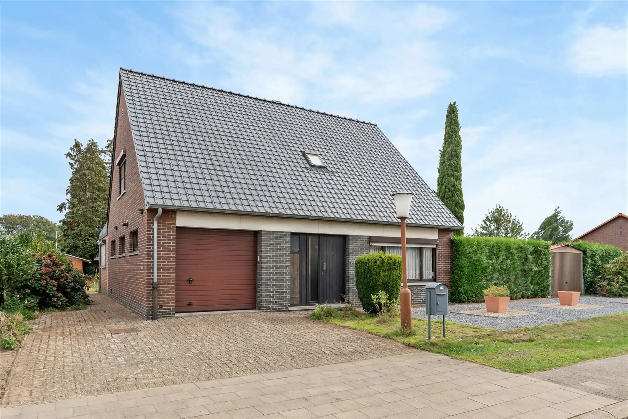 Hoofdfoto van de publicatie: OP TE FRISSEN WONING MET 4 SLAAPKAMERS RUSTIG GELEGEN OP EEN PERCEEL VAN 7A41CA TE PAAL