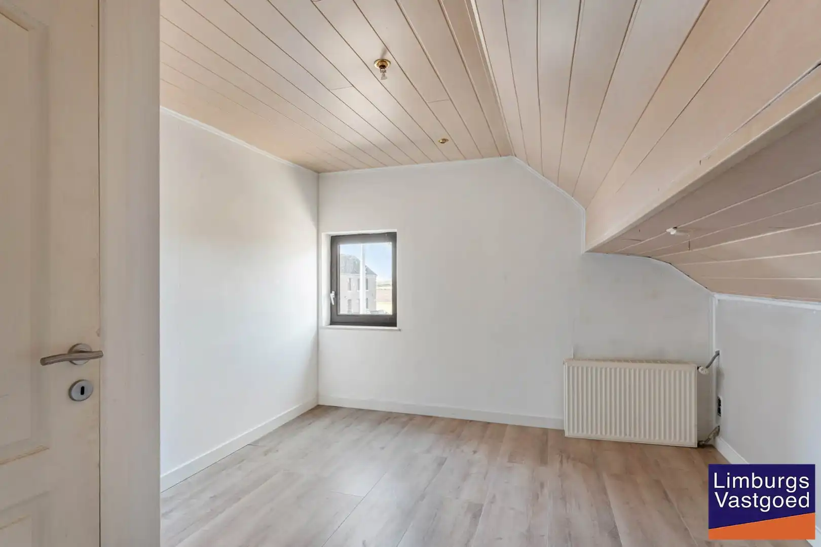 Instapklare woning met ruime loods/werkplaats, 11a 77ca foto 12