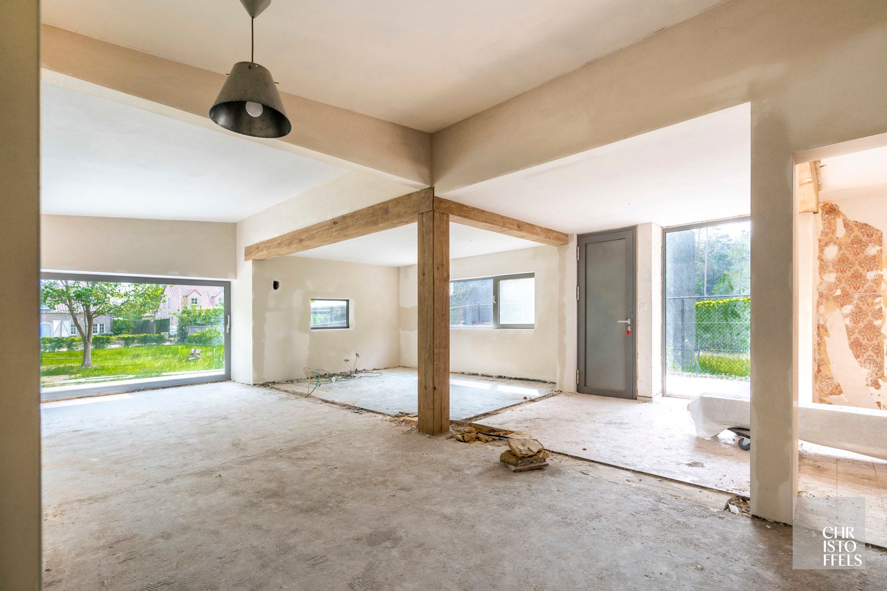 Deels gerenoveerde laagbouwvilla, residentieel gelegen in de bossen op een uitgestrekt perceel van 3.981m² foto 15