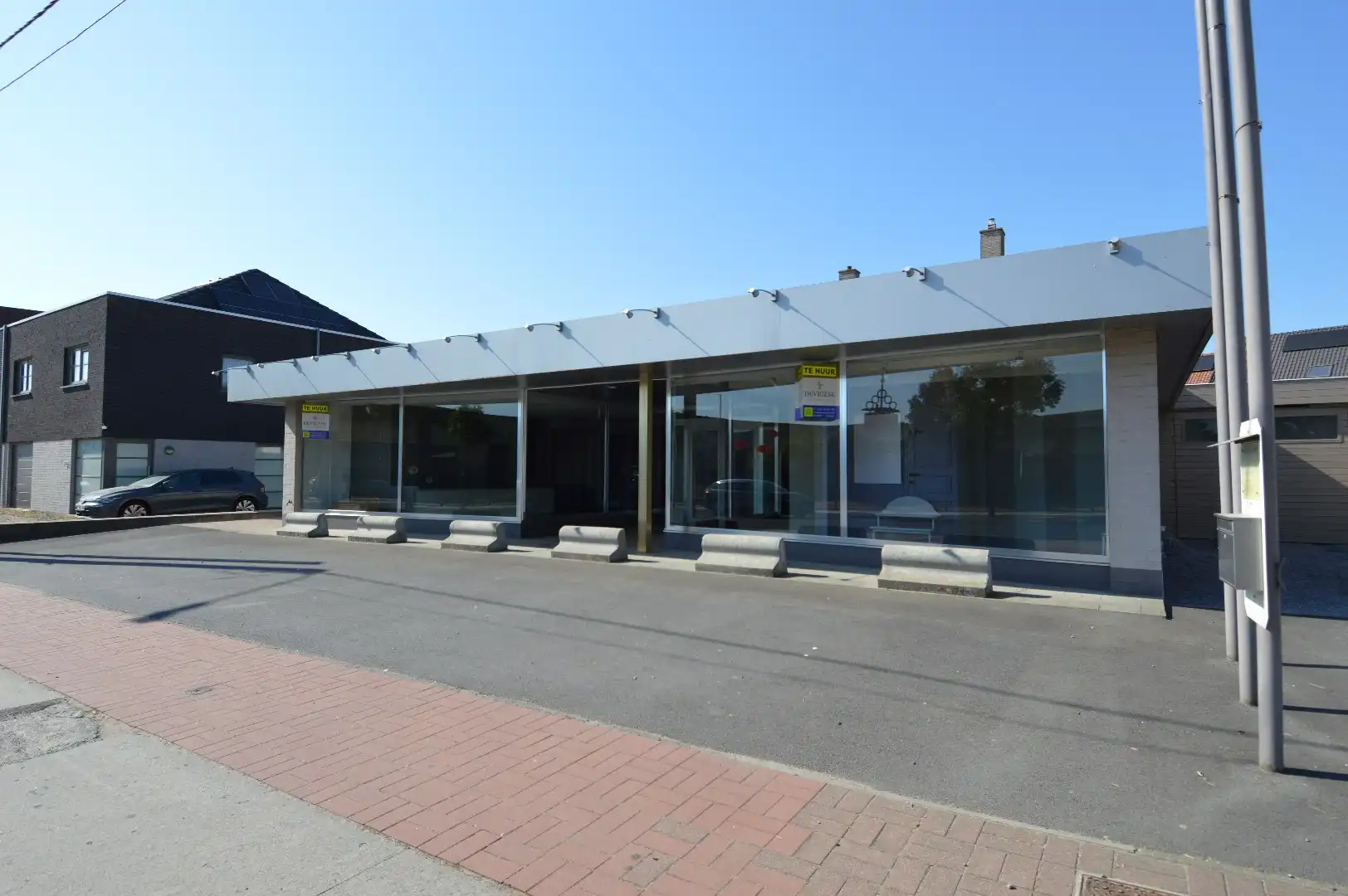 Ruim commercieel pand voor winkel, kantoor,... met parkeergelegenheid voor de deur foto 3