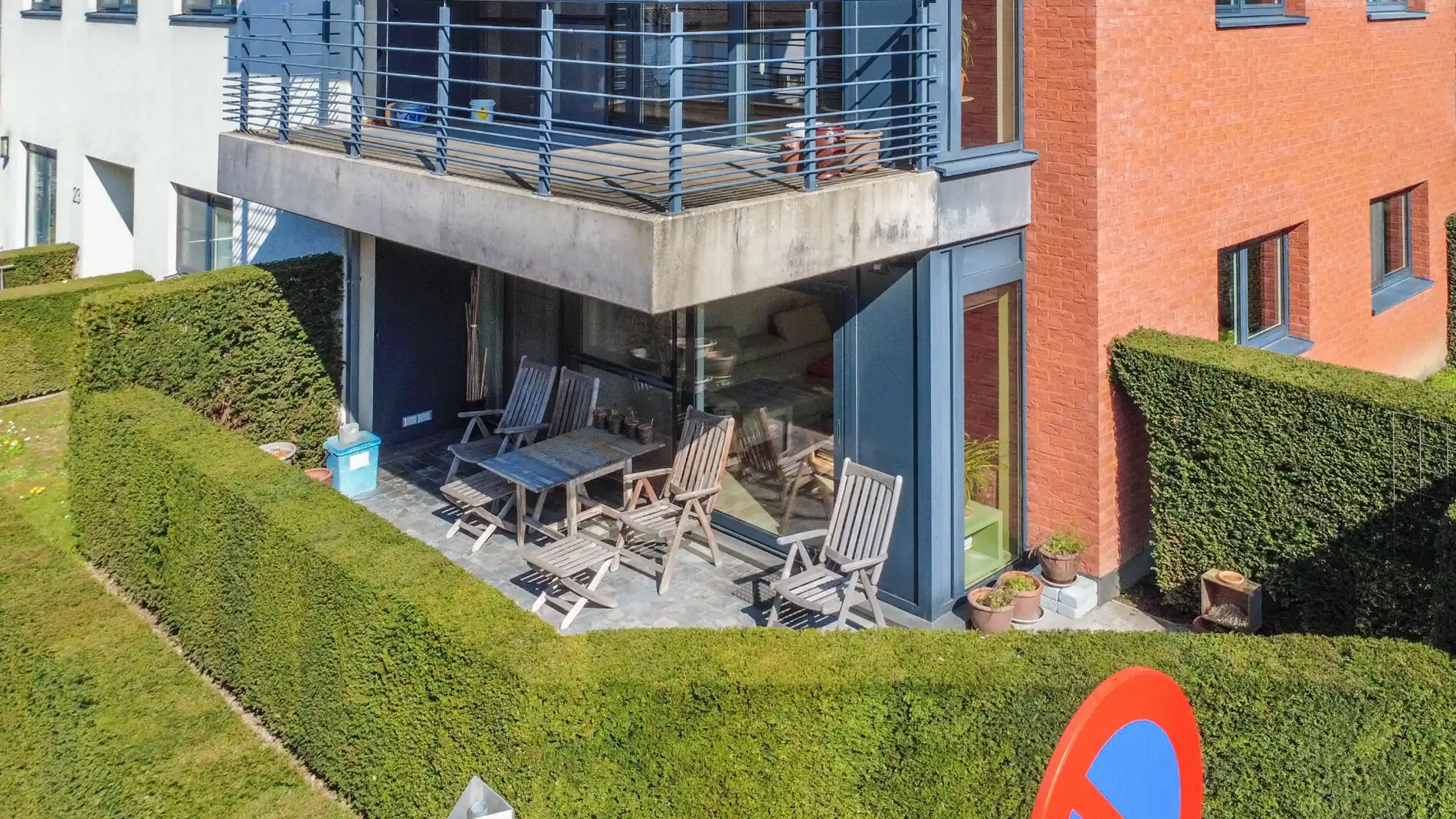 INSTAPKLAAR APP MET 2 SLAAPKAMERS, TERRAS & GARAGE! foto 3