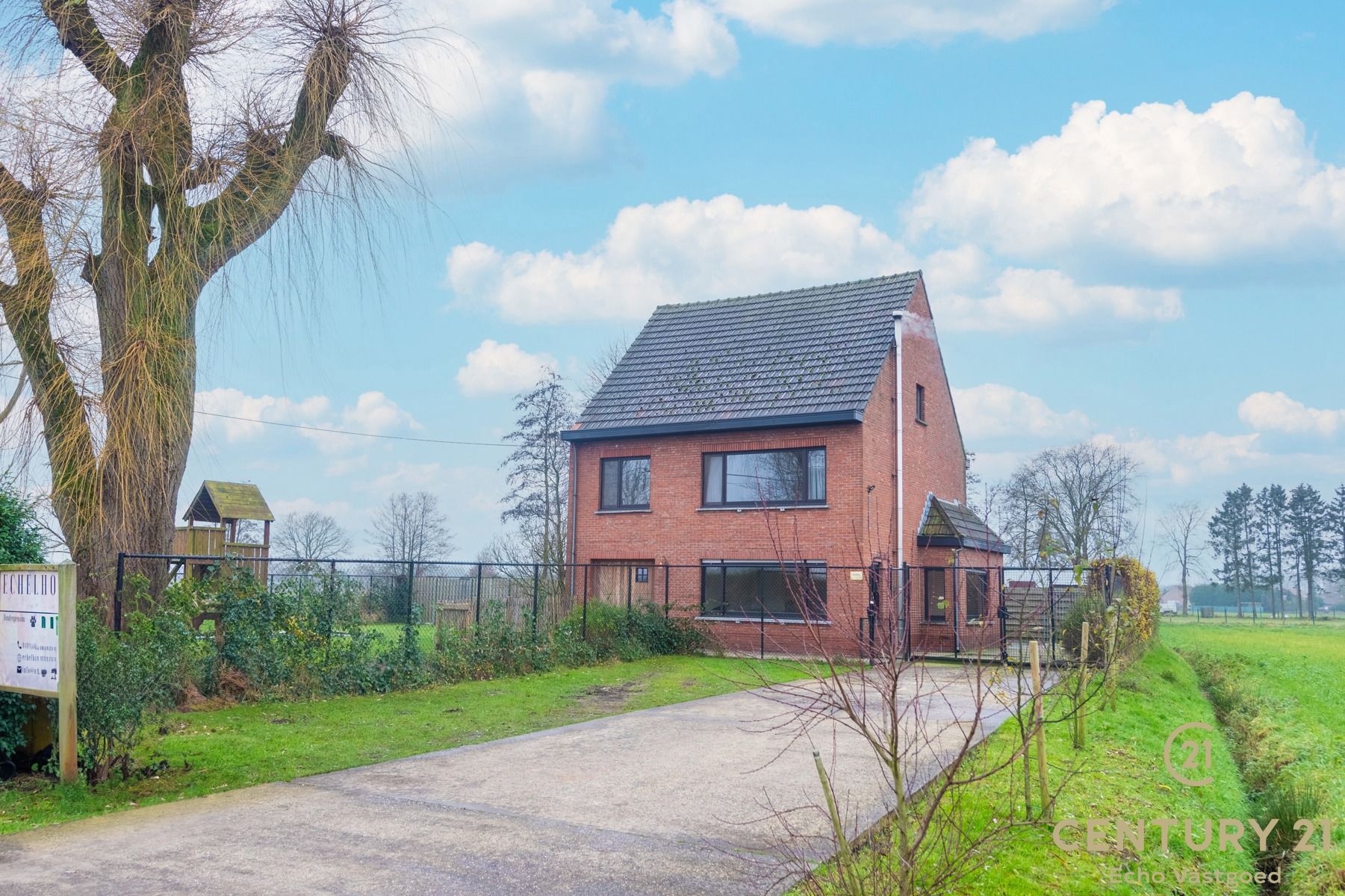 Deels gerenoveerde woning met bijgebouw en mooi vergezicht foto 33